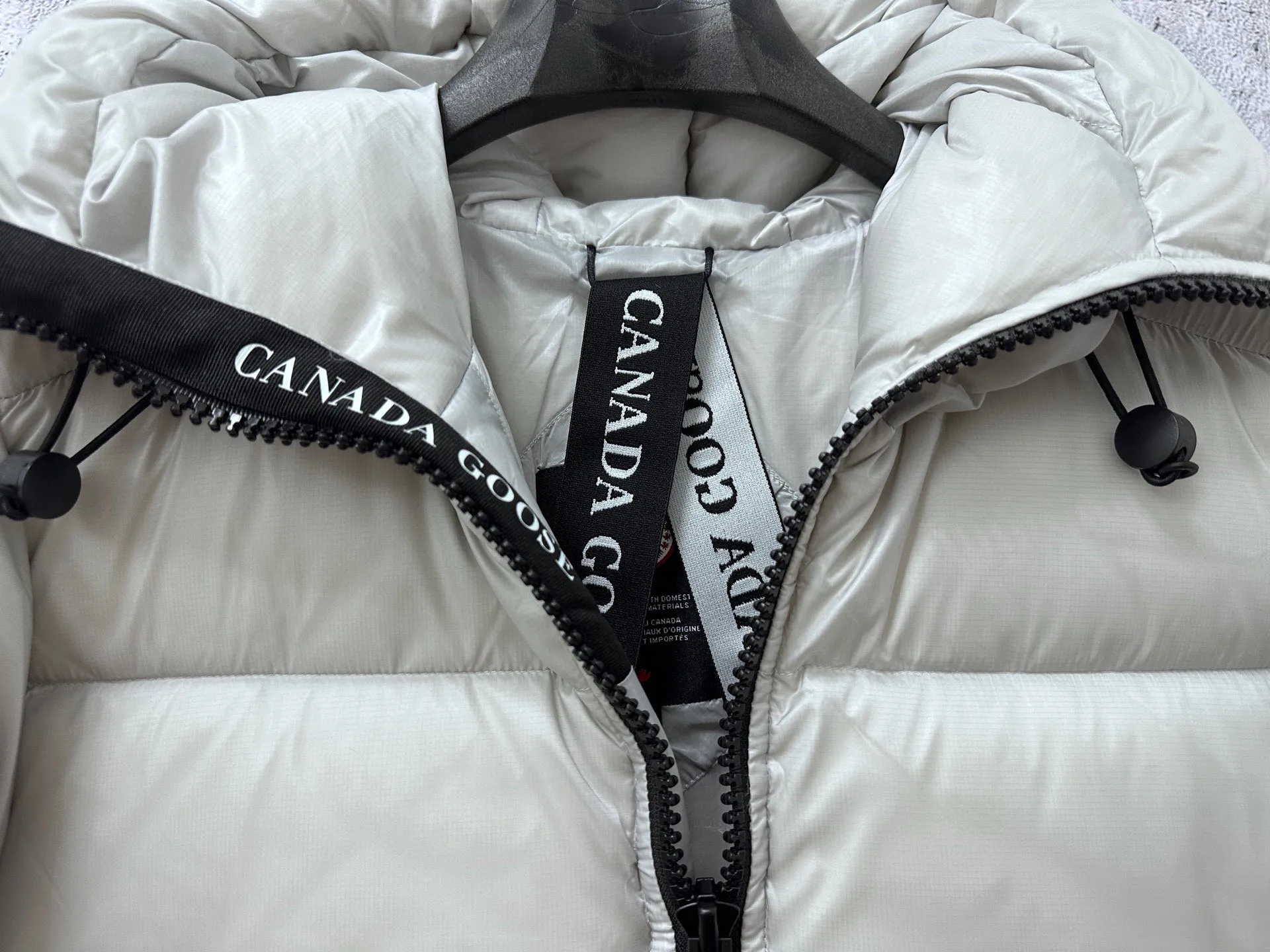 P780 [𝘾𝘼𝙉𝘼𝘿𝘼 𝙂𝙊𝙊𝙎𝙀] Canada Goose's limited new Crofton puff down jacket, top version, ceiling level Crofton soft loaf, 2024 latest style, cold protection effect up to level 4, using recycled Feather-Light tear-resistant fabric, ultra-light, no weight on the upper body at all! The unique black label highlights your temperament‼ ️ Canada Goose, a Canadian brand, has always been recognized as the warmest down jacket. Various Instagram celebrities, Internet celebrities, and celebrities often wear it for street photos. I make Canada Goose every year, but I still can't get rid of my love for it. No matter how cold the days are, there is no need to be afraid, because there is! Filled with 90% white duck down, it is the legendary warmest down jacket and is known as a must-have for Arctic outdoor sports! The most popular down jacket in the world, celebrities are rushing to buy it, it is a must-have!  Size: S~XXL